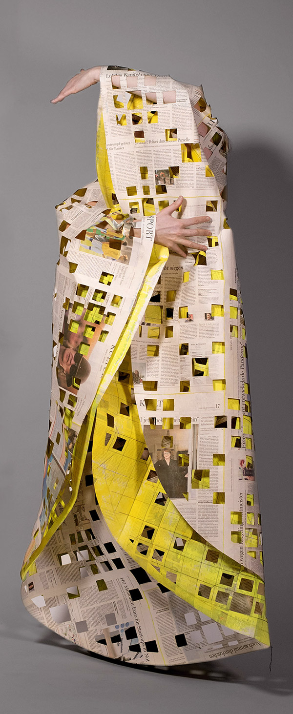 Robe aus Zeitungspapier I