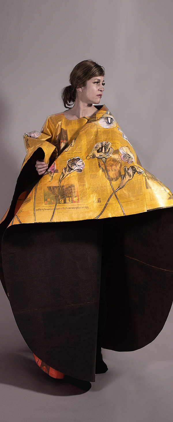 Robe aus Zeitungspapier III