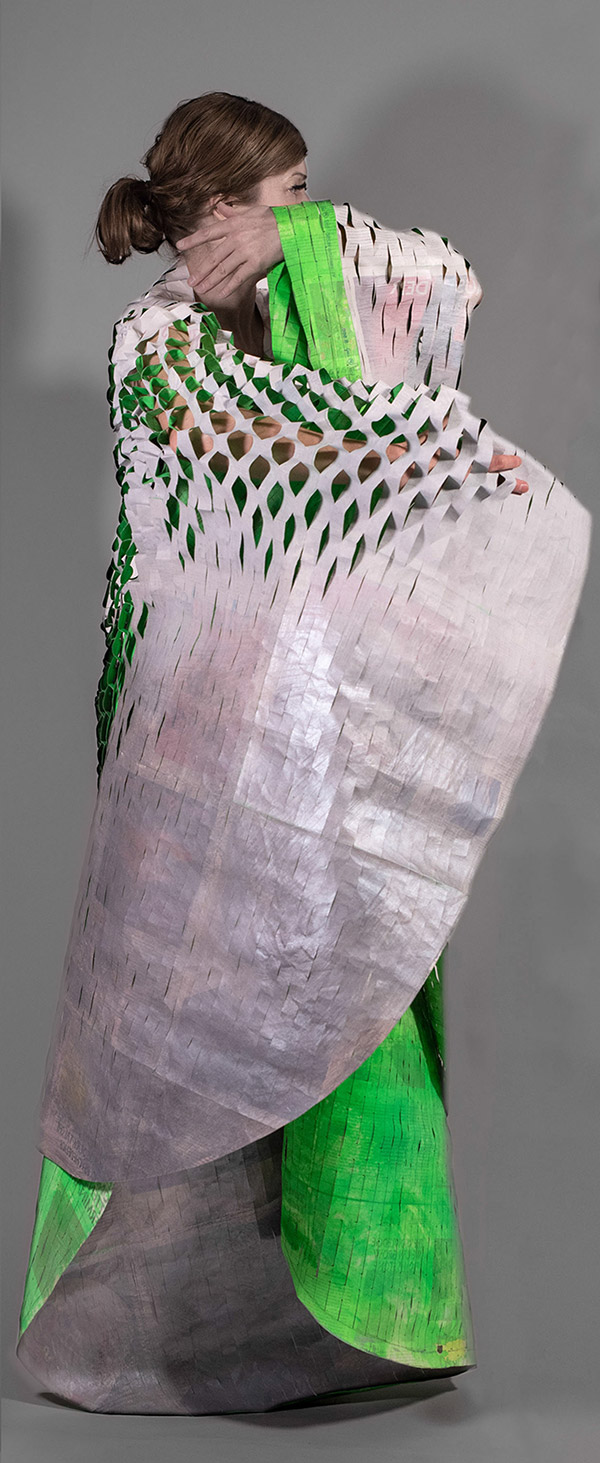 Robe aus Zeitungspapier V