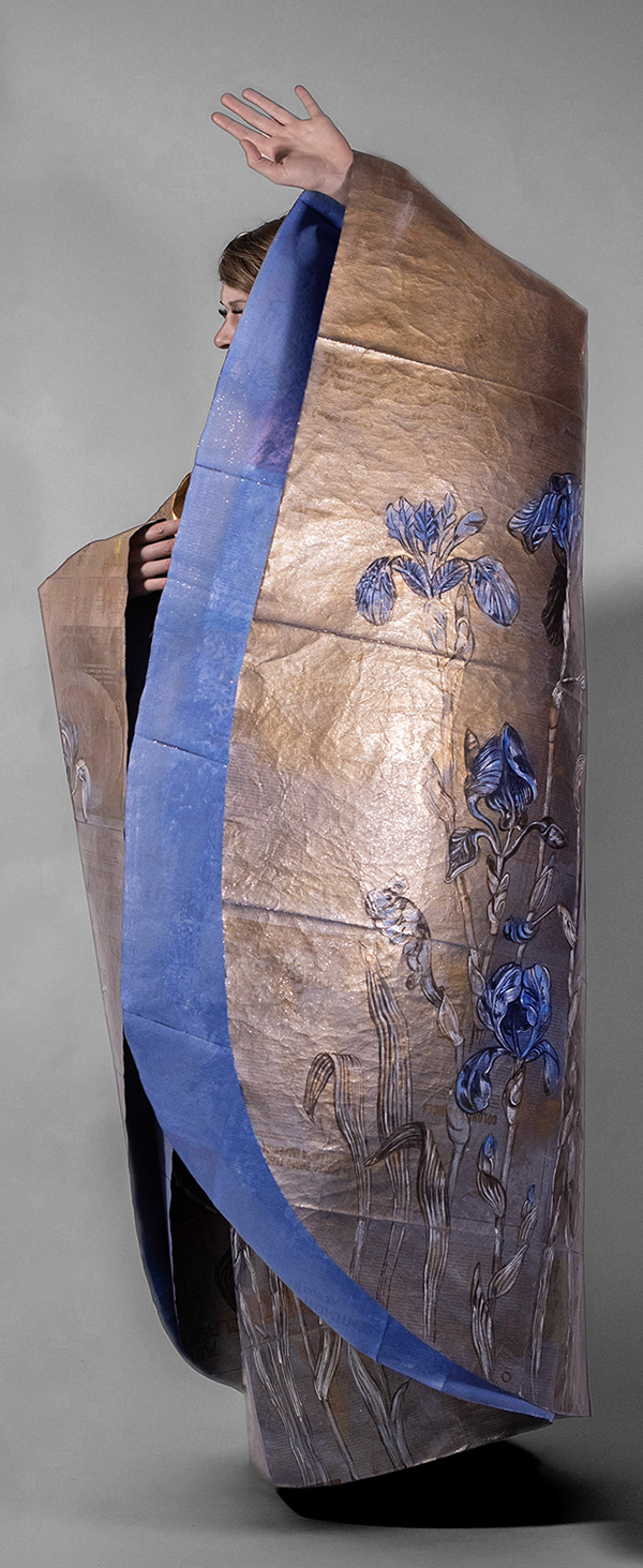 Robe aus Zeitungspapier VI