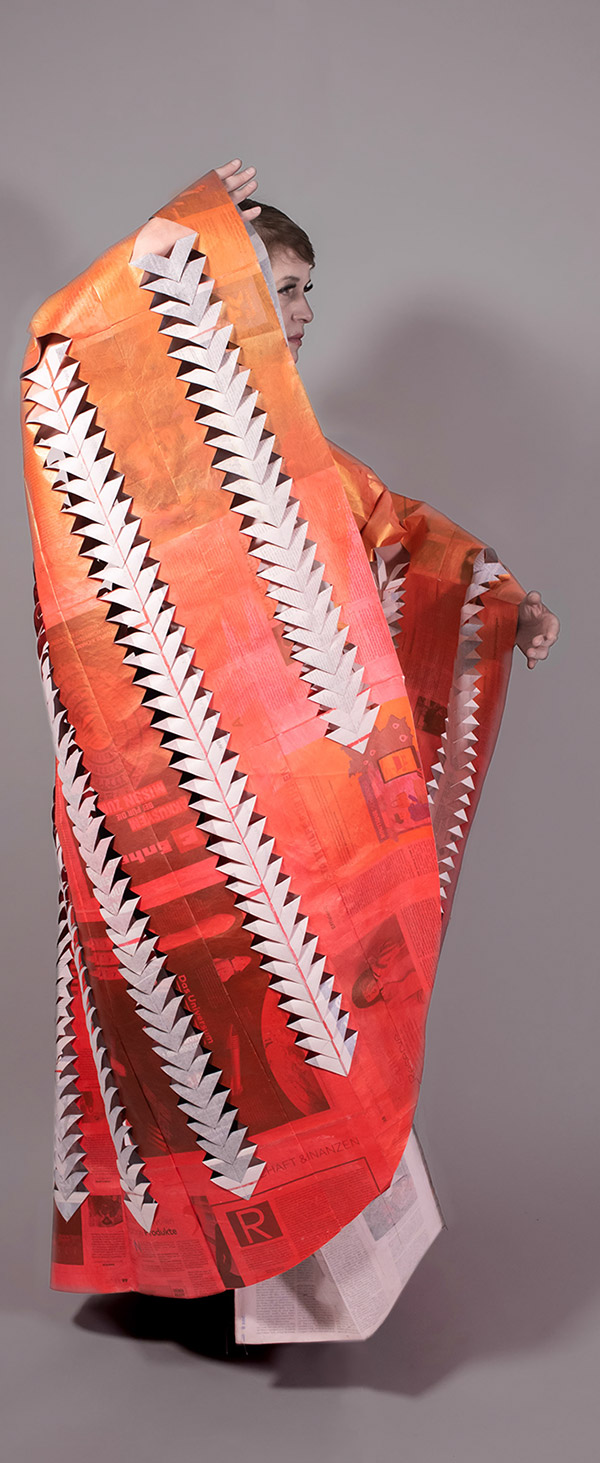 Robe aus Zeitungspapier VII